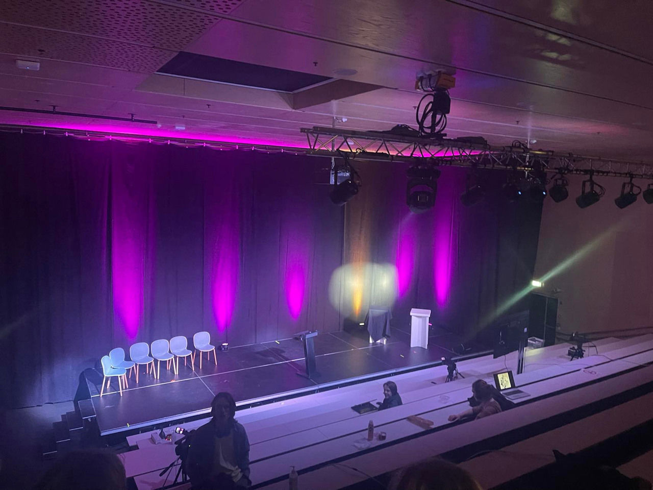 Bilete av ei scene med spotlight