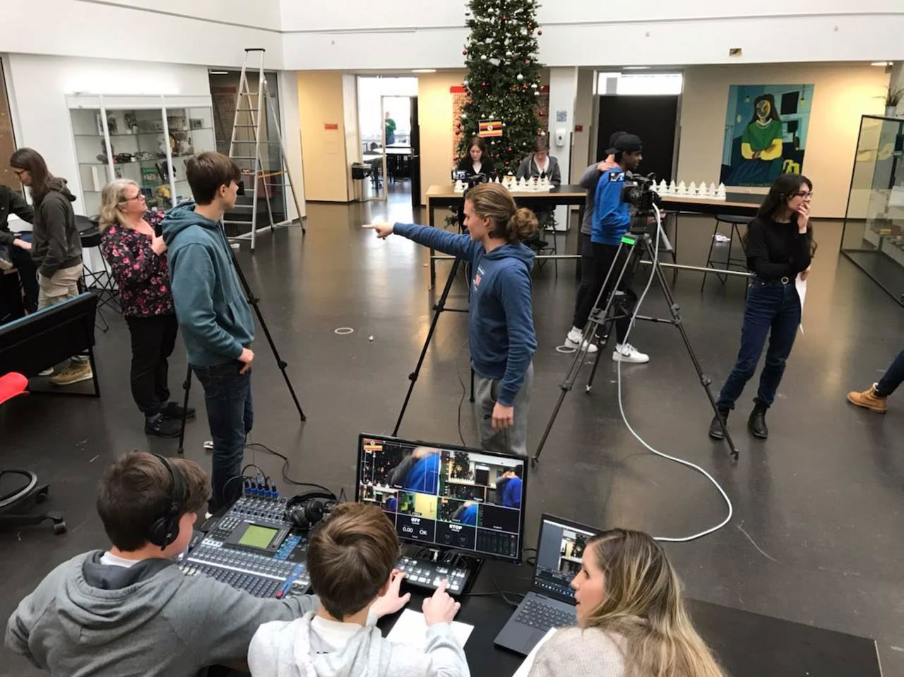 Bilete av elevar som arbeider med teknisk utstyr knytt til medieproduksjon