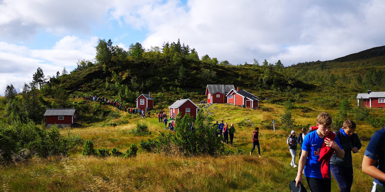 Bilde av elevar på tur i Strandebarm