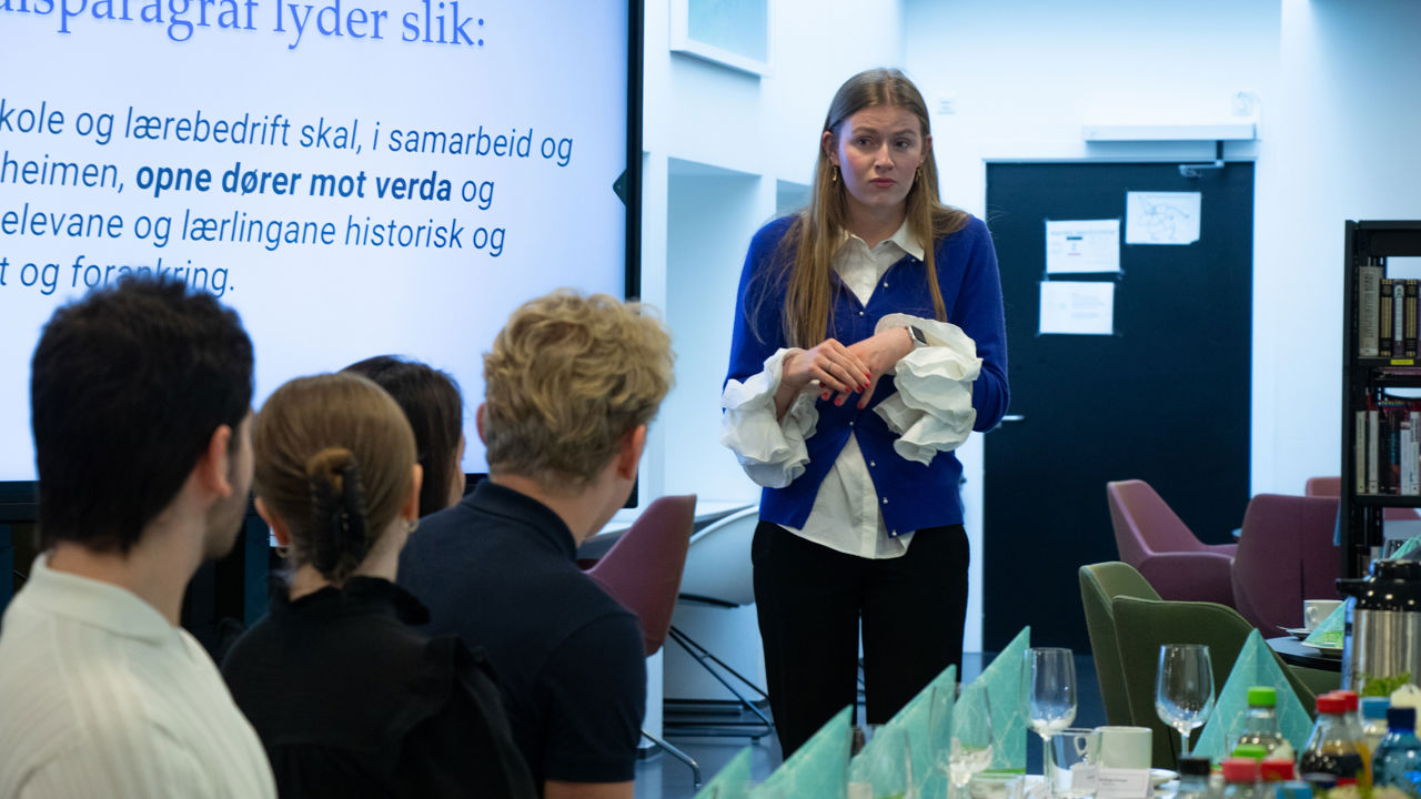 Elevrådsleiar Elise Skjærve Aas held presentasjon om skulen og opplæring.