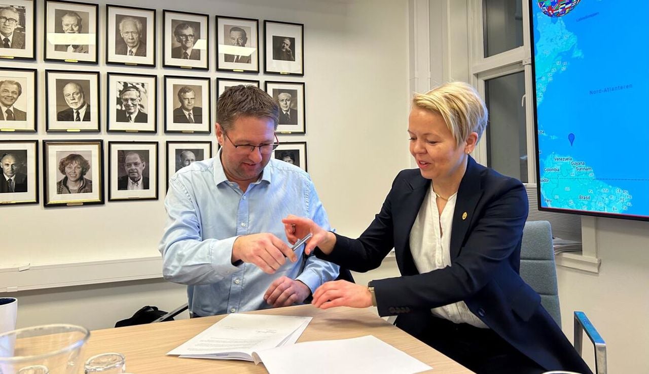 Bilete av rektor ved Amalie Skram vgs Lars Berntsen (f.v.) og Camilla Brauset, dekan ved HF signere avtalen.